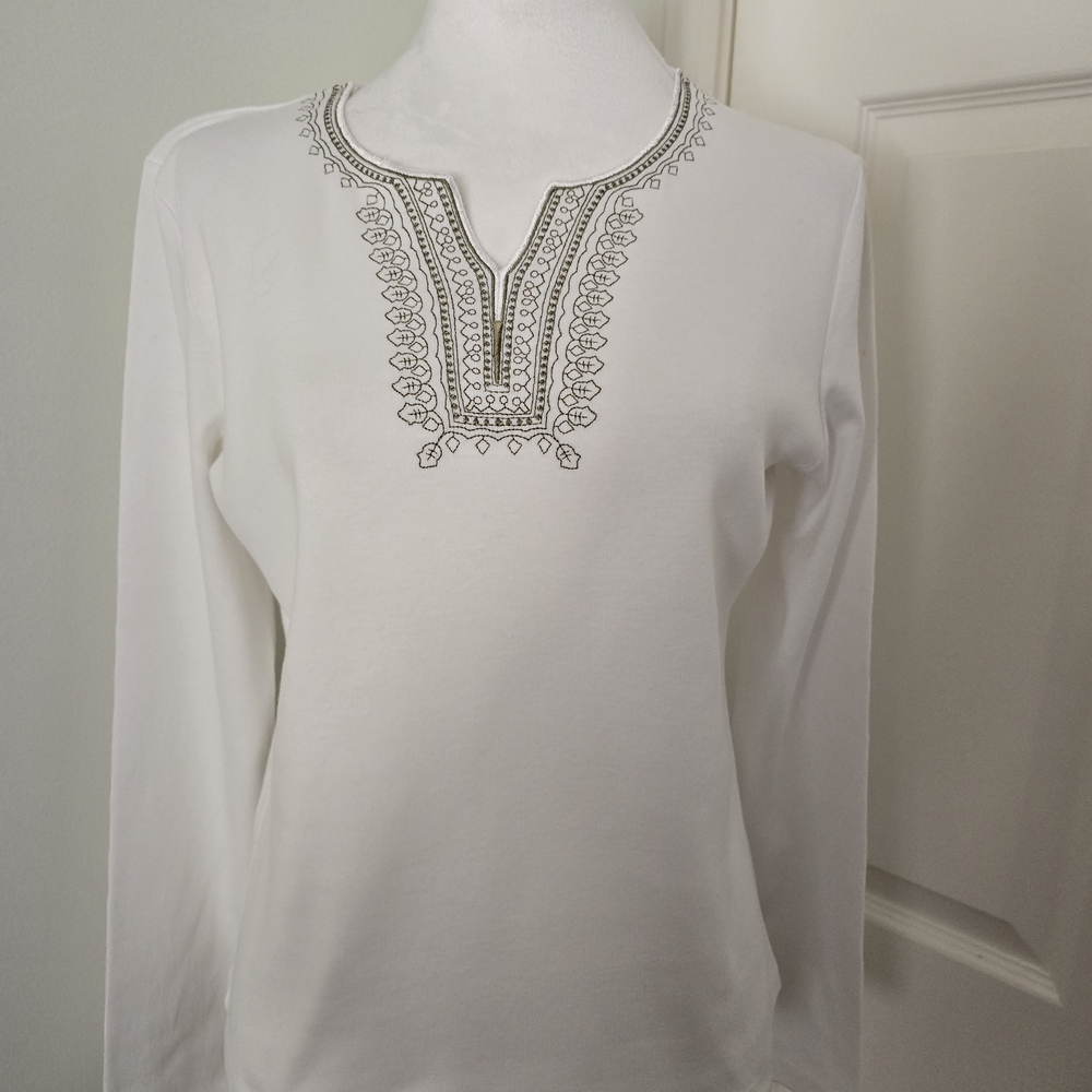 Rafaella Long Sleeve White V Neck Embroidered Accent Tunic Top Sz. (Med).